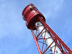 blick auf den leuchtturm campen in ostfriesland der leuchtturm campen ist der hoechste leuchtturm in deutschland und gehoert zu den hoechsten leuchttuermen der welt