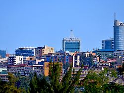 blick auf den stadtteil kiyovu das geschaefts und botschaftsviertel in der ruandischen hauptstadt kigali aufgenommen am 27 04 2024