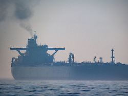 blick auf den tanker eventin vor der kueste der insel ruegen