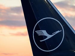 blick auf eine heckflosse einer lufthansa maschine am frankfurter flughafen