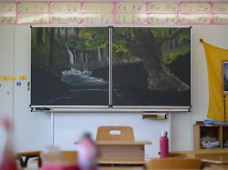 blick in ein klassenzimmer der neue waldorfschule dresden mit einer bemalten tafel
