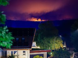 blick von dem ortsteil monschau kalterherberg auf die belgische seite wo das hohe venn in flammen steht weite teile des hohen venn an der grenze zu deutschland sind von den flammen betroffen