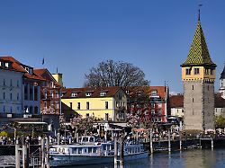 bodenseefaehre passagierschiff friedrichshafen der bsb bodensee schifffahrt bodensee schiffsbetriebe gmbh bayerischer hof mangturm hafen altstadt lindau bayern bodensee deutschland
