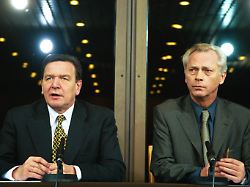 bundeskanzler gerhard schroeder und pressesprecher uwe karsten heye bei einer pressekonferenz im info saal des bundeskanzleramtes am 04 02