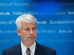bundesverkehrsminister steffen bilger waehrend der pressekonferenz bundesverkehrsminister steffen bilger laedt zum spitzengespraech niedrigwasser am 06 08