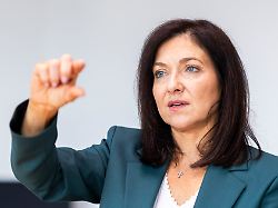 bundeswirtschaftsministerin katherina reiche cdu waehrend eines interviews mit der deutschen presse agentur nach ihrem besuch der salzgitter ag im rahmen ihrer sommerreise