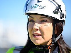 bundeswirtschaftsministerin katherina reiche cdu zu besuch auf dem lng terminal fsru hoeegh esperanza in wilhemshaven