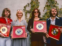 ca 1976 svenska popgruppen abba med fr v bjoern ulvaeus agnetha faeltskog anni frid lyngstad och benny andersson som prisats med guldskiva foer sin singel dancing queen troligen 1976