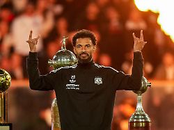 cape verde goalkeeper vozinha waves to colo colo supporters at his welcoming event at the monumental stadium in santiago chile wednesday aug 5 2026 2