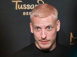 comedian felix lobrecht bei madame tussauds berlin