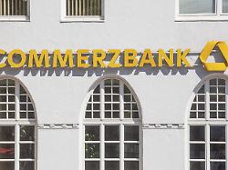commerzbank logo und schriftzug an einer filiale hamburg deutschland
