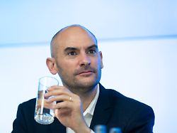 danyal bayaz buendnis 90 die gruenen finanzminister von baden wuerttemberg trinkt waehrend einer landespressekonferenz ein glas wasser