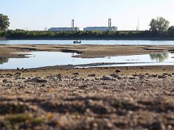 das kernkraftwerk mvm paks dessen reaktor 3 aufgrund extrem niedriger wasserstaende an der donau abgeschaltet werden musste
