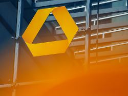 das logo der commerzbank ist an der aussenfassade der bankzentrale angebracht
