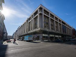 das russische haus der wissenschaft und kultur in der friedrichstrasse die veranstaltungs und kultureinrichtung wurde nach plaenen des architekten karl ernst swora erbaut und im jahr 1984 eroeffnet
