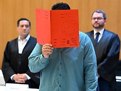 der angeklagte farhad n m steht zu prozessbeginn mit seinen anwaelten oemer sahinci l und johann bund r im prozesssaal