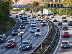 der autoverkehr fliesst fluessig auf der a100 auf hoehe vom suedkreuz der besuch von us praesident biden in deutschland ist mit zahlreichen verkehrseinschraenkungen verbunden