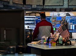 der boersenhaendler aman patel arbeitet auf dem parkett der new yorker boerse