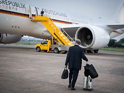 der deutsche aussenminister johann wadephul cdu geht zum regierungsflieger