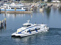 der katamaran der reederei bodensee gmbh und co