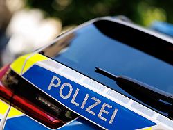 der schriftzug polizei ist an einem einsatzfahrzeug der polizei in muenchen bayern deutschland zu sehen