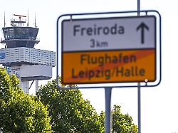 der tower am flughafen leipzig halle in der naehe ukrainischer transportflugzeuge war vor wenigen tagen eine mit sprengstoff und zuender bestueckte drohne entdeckt worden