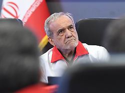 der iranische praesident massud peseschkian sitzt bei einem besuch im hauptquartier der iranischen gesellschaft des roten halbmonds ircs