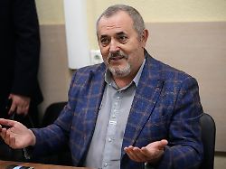 der russische politiker boris nadeschdin dem vorgeworfen wird extremistische symbole gezeigt zu haben nimmt an einer gerichtsverhandlung teil