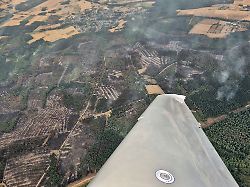 die aufnahme aus einem flugzeug zeigt das waldbrandgebiet im huertgenwald mehrere hundert hektar waldflaeche stehen im huertgenwald in flammen