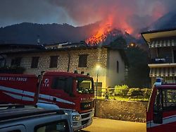 die feuerwehr loescht feuer auf dem gebiet der gemeinde am westufer des gardasees wegen des waldbrands sind mehr als 200 menschen evakuiert worden darunter auch zahlreiche urlauber