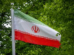 die flagge der islamischen republik iran weht im wind vor der botschaft des staates an der podbielskiallee