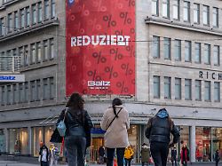 die innenstadt von bochum im januar 2022 massenbergstrasse leere einkaufsstrassen sale sonderangebote bochum nrw deutschland