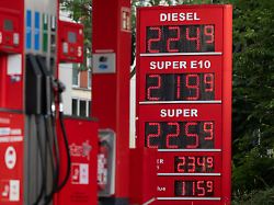 die kraftstoffpreise werden auf einer anzeigetafel an einer tankstelle angezeigt