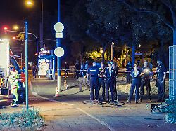 die polizei und rettungskraefte sind in koeln muelheim nach schuessen auf offener strasse an einem tatort beschaeftigt