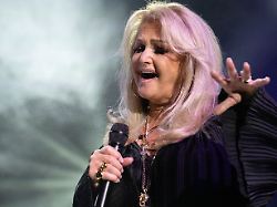 die saengerin bonnie tyler singt waehrend eines konzerts der tour 40 jahre total eclipse of the heart im admiralspalast