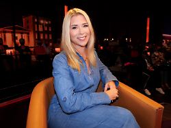 die fruehere eiskunstlaeuferin tanja szewczenko ist bei der talkshow riverboat im tv studio vom sender rbb in charlottenburg zu gast