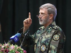 dieses von der offiziellen website der iranischen armee veroeffentlichte foto zeigt den iranischen armeechef generalmajor amir hatami der zu studenten der militaerakademie spricht
