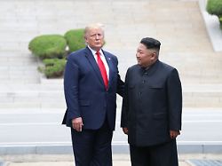 donald trump l praesident der usa und nordkoreas machthaber kim jong un treffen sich in der entmilitarisierten zone dmz an der innerkoreanischen grenze im noerdlichen teil von panmunjom im jahr 2019