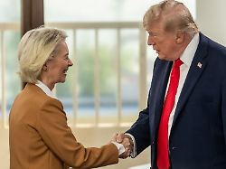 eu kommissionspraesidentin von der leyen und us praesident trump hatten sich im sommer 2025 nach einem monatelangen zollkonflikt auf eine einigung verstaendigt