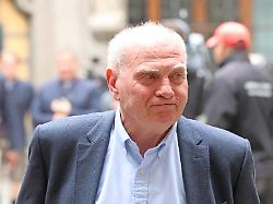 ehrenpraesident ulrich uli hoeness portraet portrait marienplatz 35 meistertitel meisterfeier rathausbalkon rathaus meisterschale wird praesentiert fussball 1 bl fc bayern muenchen 17 05