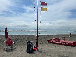 ein bademeister an einem italienischen strand