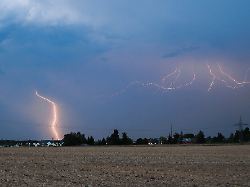ein blitz erhellt bei einem abendlichen sommergewitter den himmel ueber dornstadt