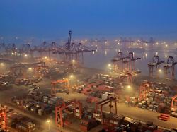 ein containerterminal im jingtang gebiet des hafens von tangshan in tangshan in der nordchinesischen provinz hebei luftaufnahme mit einer drohne