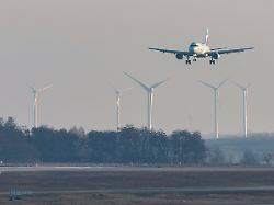 ein flugzeug der airline eurowings landet auf dem flughafen leipzig halle