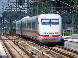 ein ice der deutschen bahn faehrt auf der wiedereroeffneten bahnstrecke hamburg berlin durch den bahnhof ludwigslust