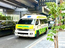 ein krankenwagen faehrt durch bangkok am beliebten freedom beach auf der thailaendischen insel phuket ist ein badeausflug fuer einen deutschen touristen toedlich geendet