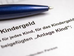 ein kugelschreiber liegt auf einem teilweise ausgefuellten antrag auf kindergeld