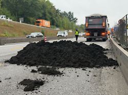 ein laster hat klaerschlamm verloren der laster unfall hat am fruehen mittwochmorgen 19 08 2026 auf der autobahn 7 in hamburg fuer verkehrschaos gesorgt