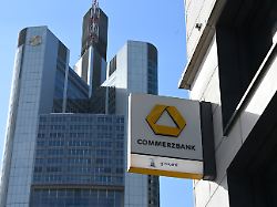 ein logo ist an der fassade einer filiale der commerzbank angebracht die italienische grossbank unicredit will die commerzbank kaufen