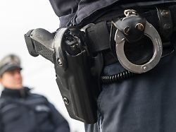 ein polizist und eine polizistin der polizei baden wuerttemberg stehen in einem industriegebiet